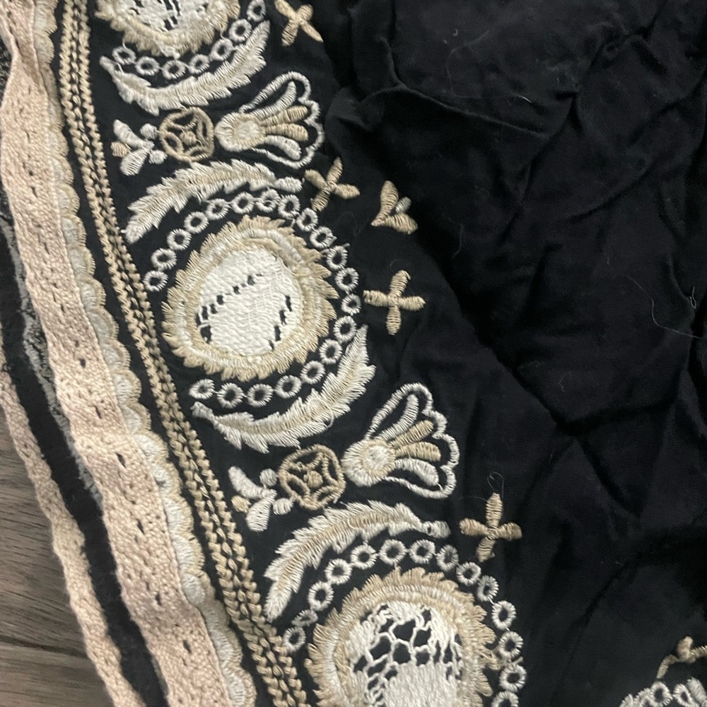 Embroidered Shorts with String - Picture 3 of 3